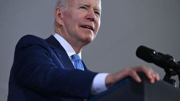 Imagen del presidente Joe Biden en un estrado