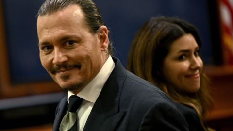 Johnny Depp y su abogada Camille Vasquez.