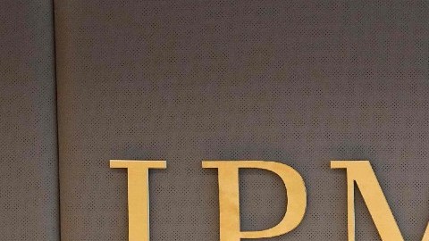 fachade de un edificio con el logotipo de JP Morgan.