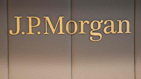 fachade de un edificio con el logotipo de JP Morgan.