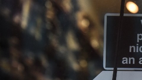 Un letrero de Juul lab en una tienda de productos de tabaco, con un anuncio de advertencia sobre el contenido de nicotina.