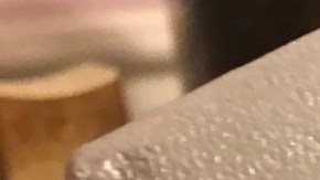 Una barra de helado de la marca Klondike es mostrada por una mano.