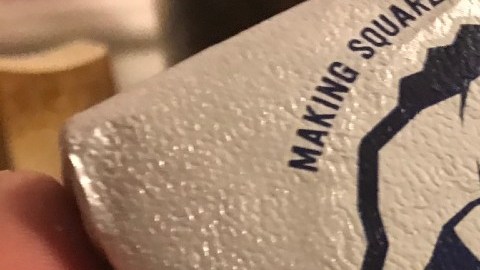 Una barra de helado de la marca Klondike es mostrada por una mano.