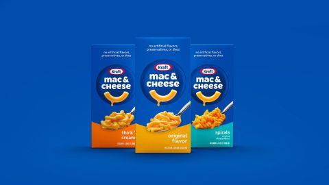 Tres cajas del producto Mac & Cheese de Kraft, colocadas en un fondo de color azul.