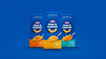 Tres cajas del producto Mac & Cheese de Kraft, colocadas en un fondo de color azul.