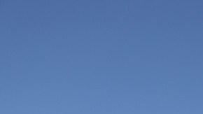 Una camioneta de color negro se detiene en una fila de automac, en una sucursal de McDonalds.