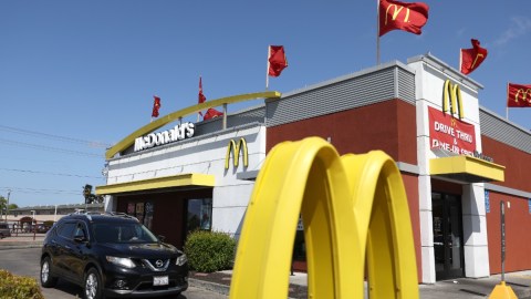 Una camioneta de color negro se detiene en una fila de automac, en una sucursal de McDonalds.