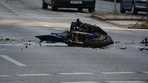 VIDEO: Motociclistas son arrollados por ebrio, uno sale disparado y otro queda abajo del auto, ambos sobreviven