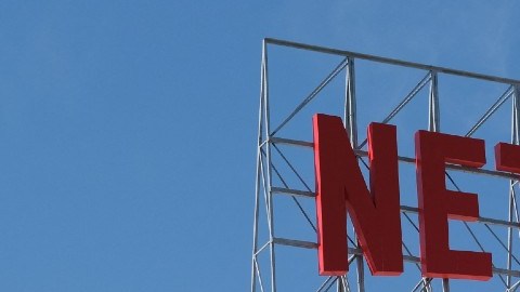 Un letrero luminoso con el logotipo de Netflix colocado en la azotea de un edificio.