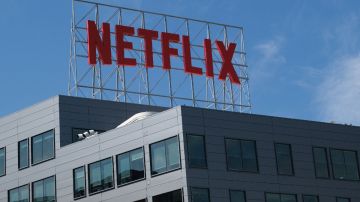 Un letrero luminoso con el logotipo de Netflix colocado en la azotea de un edificio.