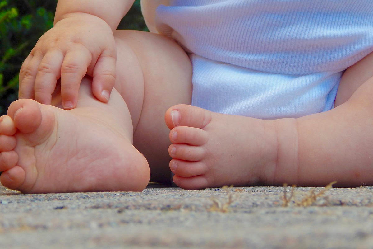 La tata italiana con disturbo mentale butta il bambino fuori dalla finestra per essere libero