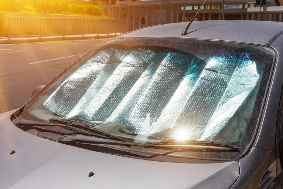 Los parasoles para parabrisas puestos de forma correcta pueden reducir significativamente la temperatura dentro del coche.