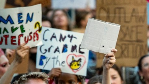 Decenas de personas que participan en una protesta.