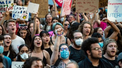 Decenas de personas que participan en una protesta.