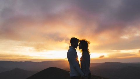 Pareja romántica en el verano.