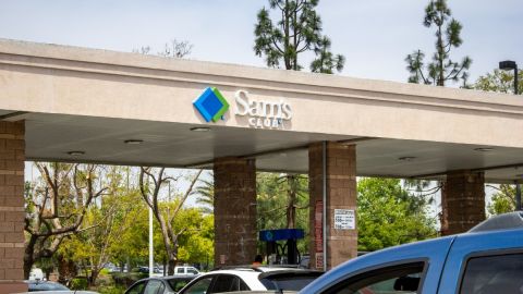 una estación de gasolina de Sam's Club con vehículos formados.