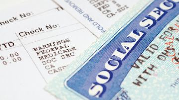 Un documento del seguro social y otros documentos