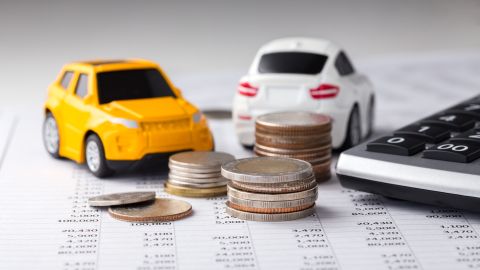 Hispanos tienden a sobre pagar en seguro de auto.