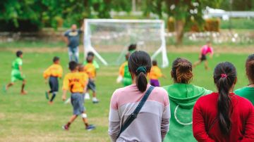 Está demostrado que el apoyo del entorno familiar en torneos deportivos ayuda a los jugadores a desarrollarse de manera más eficaz.