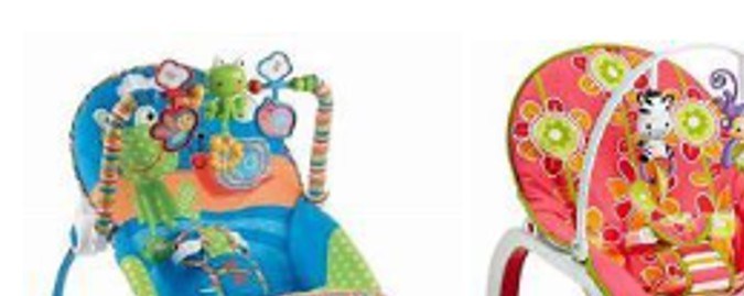 tres sillas mecedoras para bebés, una en color azul, otra en rojo y otra en verde.