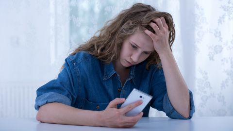 Mujer que ejemplifica a los signos que acechan en redes a sus parejas