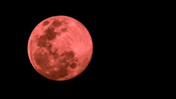 Una luna llena con aspecto rosa
