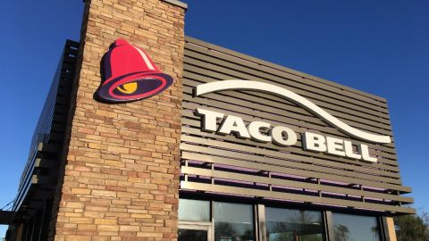 Fachada de un restaurante de la cadena de comida rápida Taco Bell.