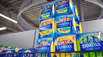 Cajas de tampones de la marca Tampax apilados en el estante de un supermercado.