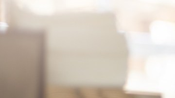 una mujer joven que opera una máquina para hacer café.