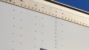 el remolque de un trailer de Walmart y Sam's Club.