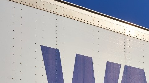 el remolque de un trailer de Walmart y Sam's Club.