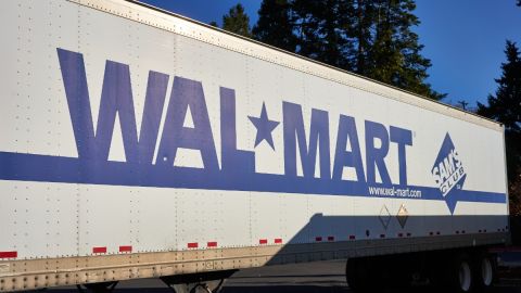 el remolque de un trailer de Walmart y Sam's Club.