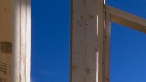 madera que forma la estructura base de una vivienda.