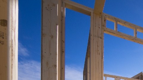 madera que forma la estructura base de una vivienda.