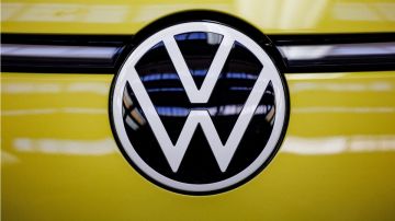 logotipo de la marca Volkswagen en una lámina de color amarillo.