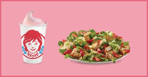 un vaso de helado de fresa de Wendys y un plato de ensalada