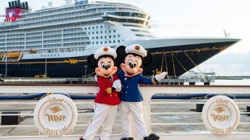 Vista exterior del crucero de Disney con sus "dos capitanes".