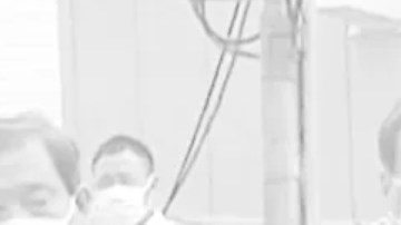 El sospechoso se ve detrás de Shinzo Abe.