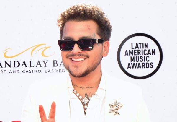 Christian Nodal Estrena Extravagante Look Con Cuernos Pintados Y Fans 