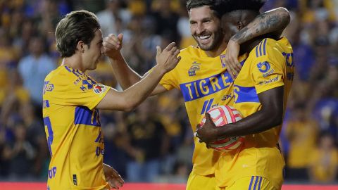 Sebastián Córdoba (i), André-pierre Gignac (c) y Jordy Caicedo (d) de Tigres celebran un gol anotado al Querétaro.