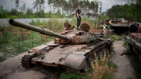 Por qué la guerra en Ucrania ha puesto en duda el futuro de los tanques en el campo de batalla