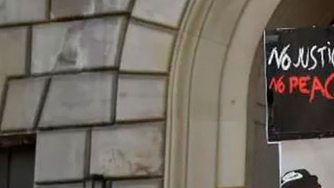 El "desgarrador" video en el que policías de EE.UU. le disparan decenas de veces a un joven afroestadounidense y que provoca protestas
