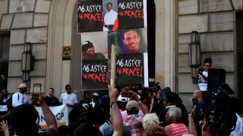 El "desgarrador" video en el que policías de EE.UU. le disparan decenas de veces a un joven afroestadounidense y que provoca protestas