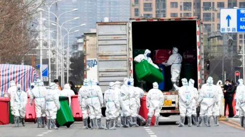 Covid: casi un millón de personas vuelven a quedar confinadas en Wuhan, la ciudad china en la que se cree se originó la pandemia de coronavirus