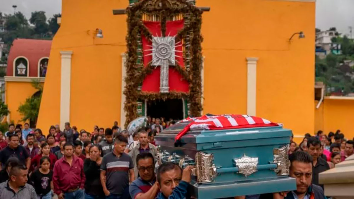 Cortejo fúnebre de Misael, Yovani y Jair por las calles de San Marcos Atexquilapan.