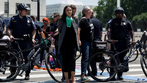 17 miembros del Congreso arrestados durante la protesta a favor del aborto frente a la Corte Suprema