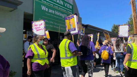 Trabajadores protestando afuera de Fountain View el jueves. (SEIU Local 2015)