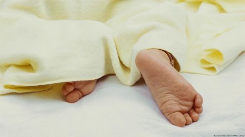 Argentina reconoce que un niño recién nacido posea una familia pluriparental.