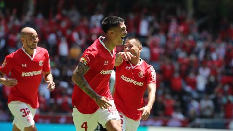 Valver Huerta (centro) celebra la goleada del Toluca a Atlas por Apertura 2022 de la Liga MX.