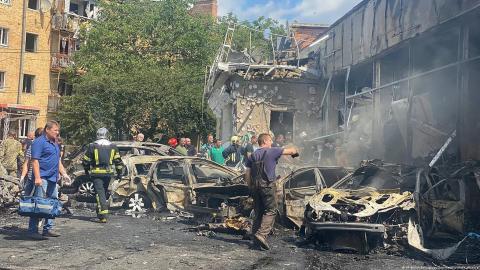 Ataque ruso con misiles en el centro de Ucrania deja al menos 23 muertos, entre ellos tres niños